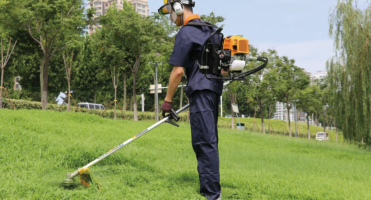 Backpack brushcutter operation